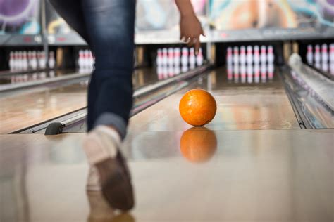 jugar bolos en barcelona|Boleras de Barcelona: los mejores lugares para jugar a bolos